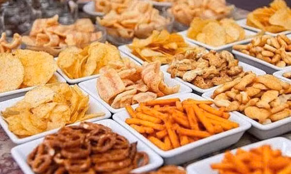 Thức ăn nhanh góp phần khiến nhiều người trẻ mắc bệnh nha chu