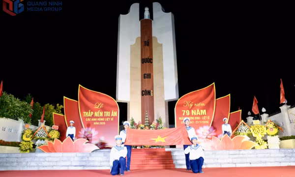 Lễ thắp nến tri ân các Anh hùng liệt sĩ