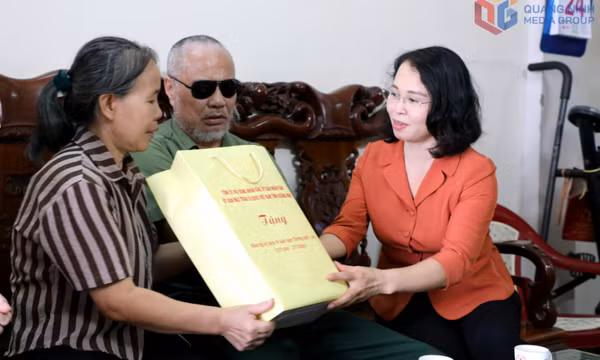 Phó Bí thư Thường trực Tỉnh ủy Trịnh Thị Minh Thanh thăm, tặng quà người có công 
