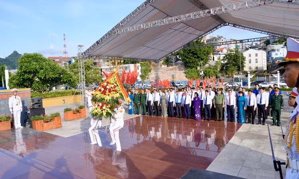 Đoàn đại biểu tỉnh Quảng Ninh dâng hương tưởng niệm các Anh hùng liệt sĩ và đồng chí Vũ Văn Hiếu