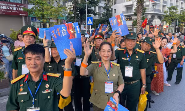 Đại biểu hân hoan tham dự chương trình nghệ thuật đặc biệt