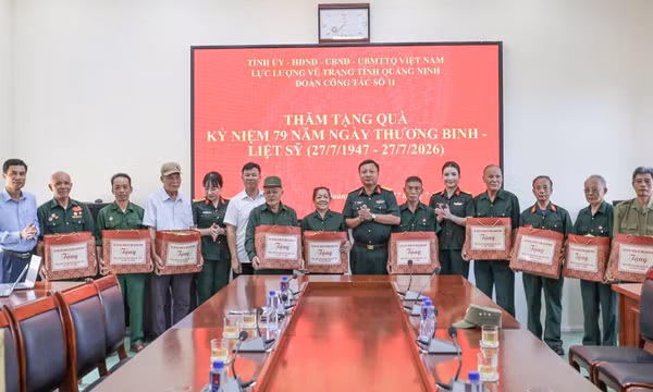 Đại tá Lê Trọng Hòa thăm, tặng quà tại xã Quảng Đức nhân kỷ niệm 79 năm Ngày Thương binh - Liệt sĩ