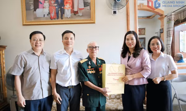 Trưởng Ban Tuyên giáo và Dân vận Tỉnh ủy thăm tặng quà người có công 