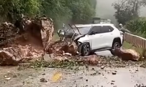 Đá lăn đè bẹp đầu ô tô ở Sơn La