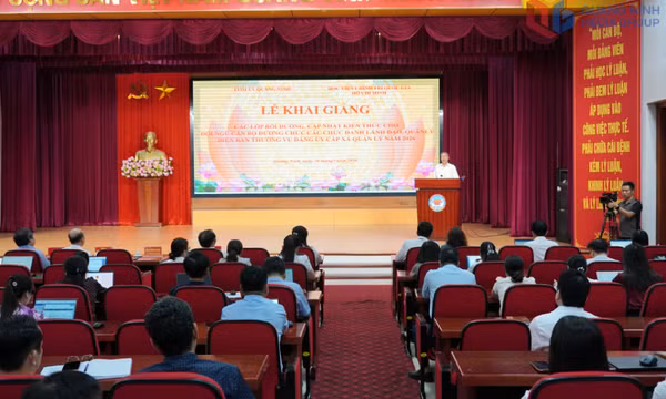 Khai giảng lớp bồi dưỡng cập nhật kiến thức cho cán bộ lãnh đạo quản lý cấp xã