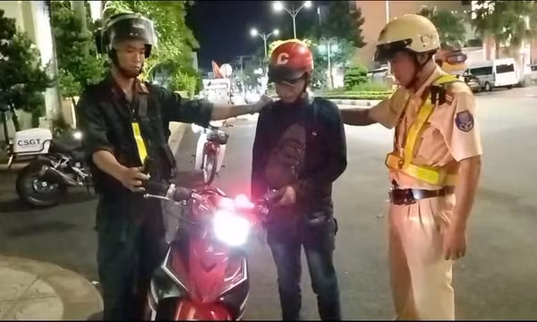 Giả danh công an dừng xe kiểm tra giấy tờ, đòi tiền người đi đường