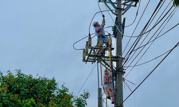 Huy động tổng lực khôi phục điện, sớm ổn định đời sống người dân khu vực Móng Cái