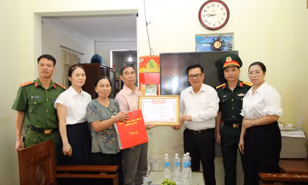  Đảng ủy, HĐND, UBND, Ủy ban MTTQ phường Hạ Long thăm, tặng quà người có công với cách mạng