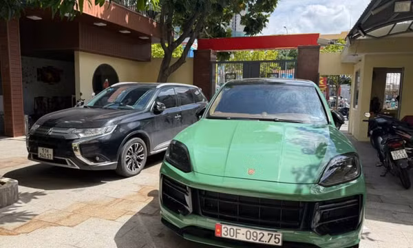 Bắt khẩn cấp 2 tài xế Porsche, Mitsubishi ẩu đả giữa ngã tư trung tâm TP.HCM