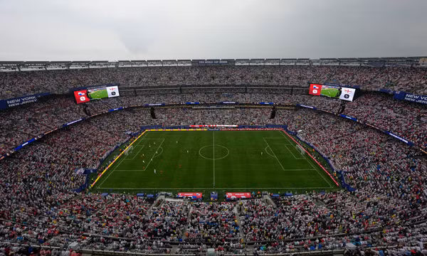 FIFA bán từng mảnh cỏ sân chung kết World Cup 2026 với giá 450 USD