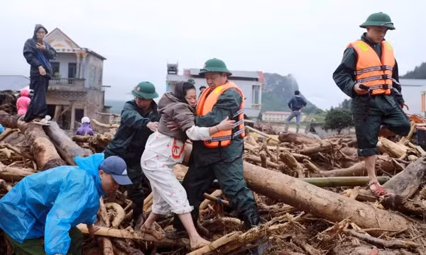 Quyết liệt bảo vệ tính mạng, tài sản của nhân dân giữa dòng lũ