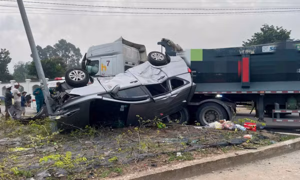 Va chạm giữa xe tải và ô tô 7 chỗ khiến 1 người nguy kịch ở TPHCM
