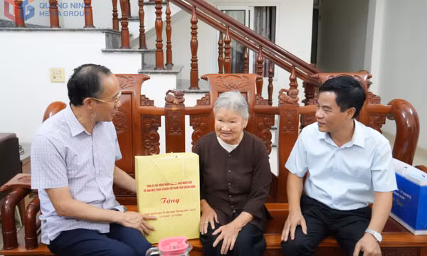 Trưởng Ban Nội chính Tỉnh ủy Dương Mạnh Cường thăm, tặng quà người có công trên địa bàn tỉnh