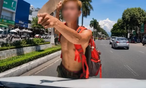 Trượt ván ở làn ô tô, bị nhắc nhở thì hùng hổ đe doạ ‘biết bố mày là ai không’