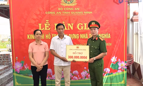 Trao tặng kinh phí hỗ trợ xây dựng Nhà tình nghĩa cho gia đình liệt sĩ Nguyễn Đăng Khải
