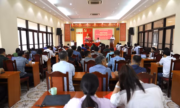 Đồng chí Vi Ngọc Bích, Trưởng Ban Tổ chức Tỉnh ủy dự Hội nghị BCH Đảng bộ xã Bình Liêu lần thứ 8