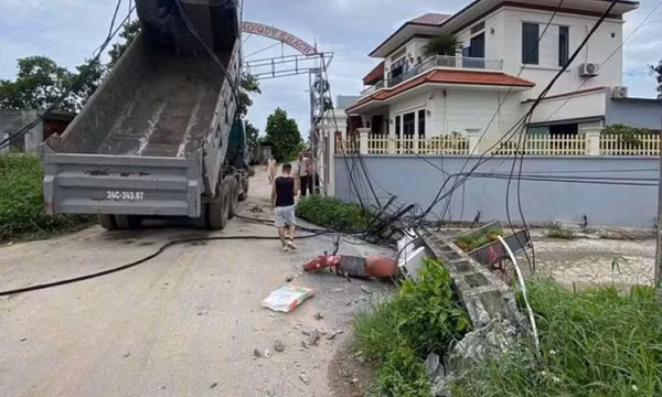 Xe tải tông cột điện, cổng chào bị nghiêng ở Hải Phòng