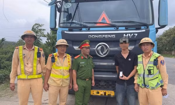 Phát hiện tài xế dương tính, tàng trữ 412 viên nghi ma túy trên ô tô đầu kéo