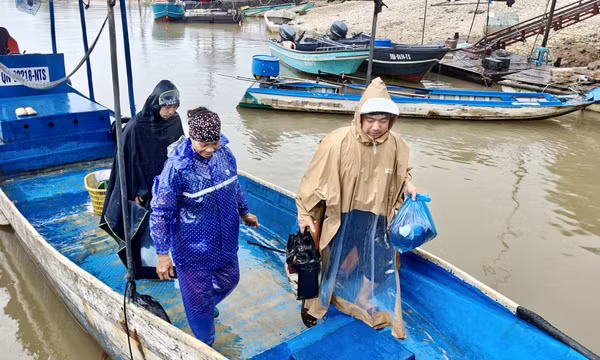 Xã Đầm Hà: Toàn bộ tàu cá và phương tiện phục vụ nuôi trồng thủy sản đã di chuyển đến nơi tránh trú an toàn