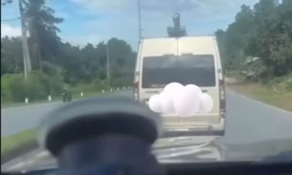 Chở hàng trên nóc xe khách, lái xe và chủ xe phải nộp phạt từ phản ánh của người dân
