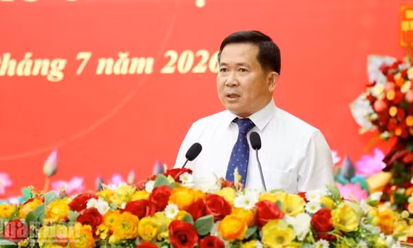 Trung tướng Đinh Văn Nơi giữ chức Phó Bí thư Tỉnh ủy An Giang, kiêm Bí thư Đảng ủy đặc khu Phú Quốc