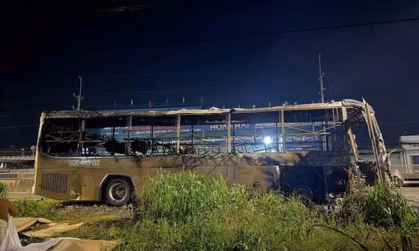 Xe khách cháy dữ dội trong đêm, 7 người tử vong ở Đồng Nai