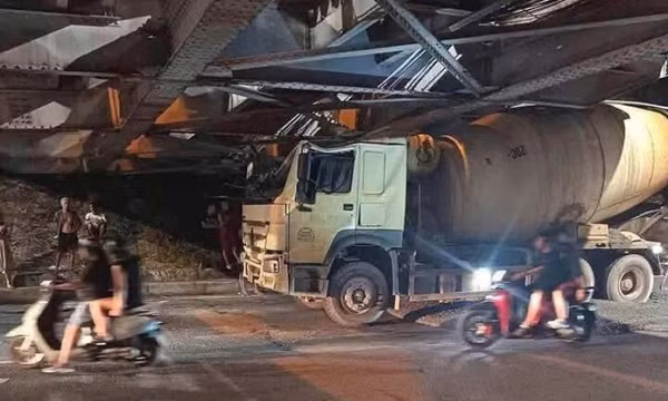 Xe trộn bê tông mắc kẹt dưới gầm cầu Long Biên