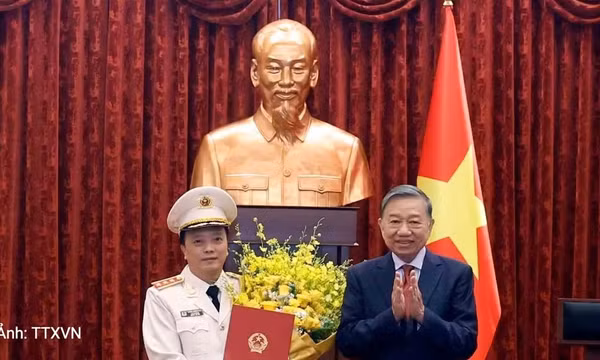 Trao quyết định thăng quân hàm Thượng tướng cho sĩ quan Công an nhân dân