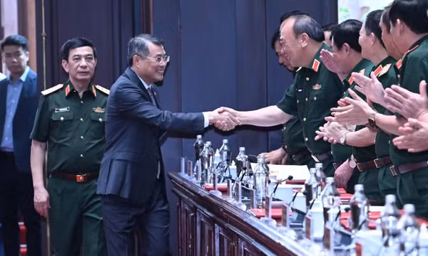Tiếp tục xây dựng quân đội cách mạng chính quy, tinh nhuệ và hiện đại; không để đất nước bị bất ngờ chiến lược