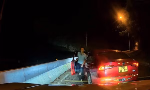 Xử lý tài xế dừng, đỗ xe ô tô sai quy định trên đèo Cù Hin