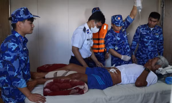 Thuyền viên được cứu: 'Chỉ biết uống nước mưa và cầu nguyện'