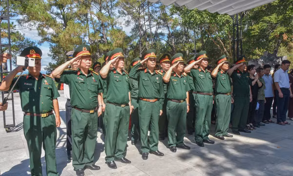 Đoàn đại biểu Hội CCB tỉnh thăm, dâng hương tưởng niệm các anh hùng, liệt sĩ tại các ‘địa chỉ đỏ’ ở Quảng Trị, Quảng Bình, Nghệ An