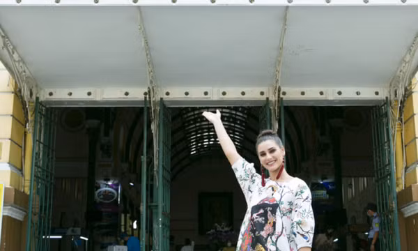 Miss Earth 2020 dạo chợ Bến Thành