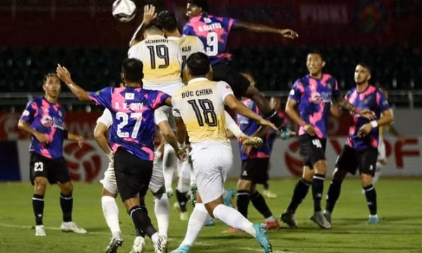 Ngôi sao V.League tái hiện bàn thắng bằng tay của Maradona