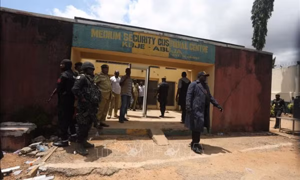 Nhà tù ở Nigeria bị tấn công, hàng trăm tù nhân trốn thoát