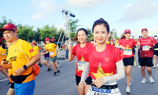 Khởi tranh và trao thưởng Giải chạy VnExpress Marathon Amazing Ha Long 2022