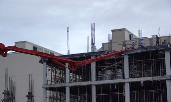 Gãy cần cẩu bơm bê tông, một người chết