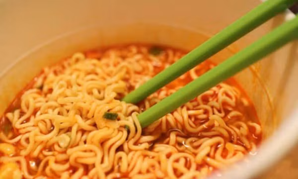 Cách ăn mì tôm không hại sức khỏe
