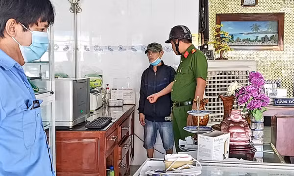 Vào cửa hàng vàng ép chủ tiệm mua cục đất