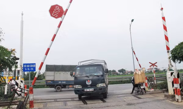Đề xuất địa phương tự tổ chức gác, đảm bảo ATGT đường ngang