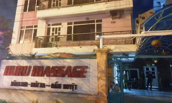 Nhân viên cùng khách khỏa thân trong phòng massage