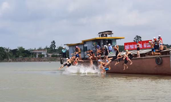 124 VĐV tham gia Hội bơi vượt sông truyền thống Bạch Đằng tỉnh Quảng Ninh năm 2022