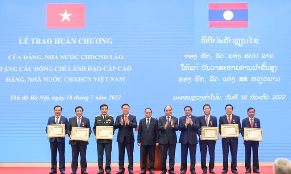 Lãnh đạo cấp cao Việt Nam nhận Huân chương cao quý của Nhà nước Lào