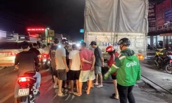Đâm vào đuôi xe tải, người đàn ông mặc áo Grab tử vong trên QL1