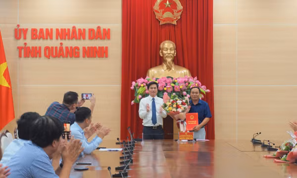Công bố quyết định về công tác cán bộ lãnh đạo, quản lý của một số cơ quan, đơn vị