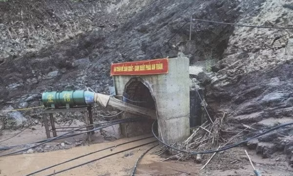 Bị lũ cuốn, công nhân mắc kẹt trong đường hầm dài 200m ngập nước ở Điện Biên