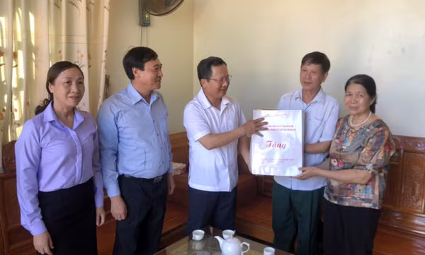 Phó Chủ tịch Thường trực UBND tỉnh thăm, tặng quà gia đình thương binh tiêu biểu tại huyện Vân Đồn
