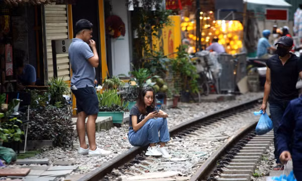 Tái diễn cà phê đường tàu đón du khách nước ngoài đến check-in