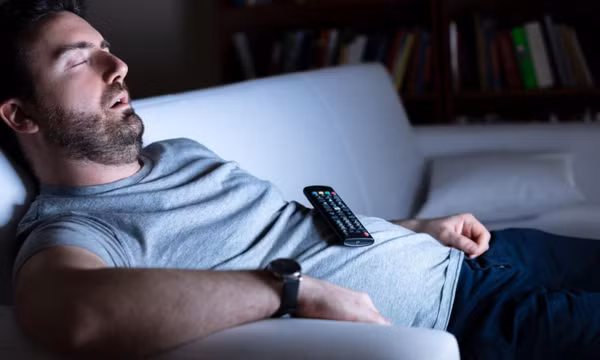 Ngủ gật khi xem tivi có thể gây… tử vong sớm, béo phì