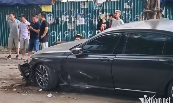 Xe Mercedes đâm ô tô BMW cùng 4 xe máy ở Hà Nội